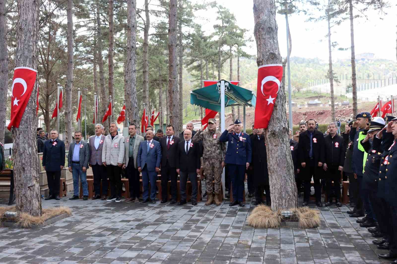 Şehit polisler mezarları başında anıldı
