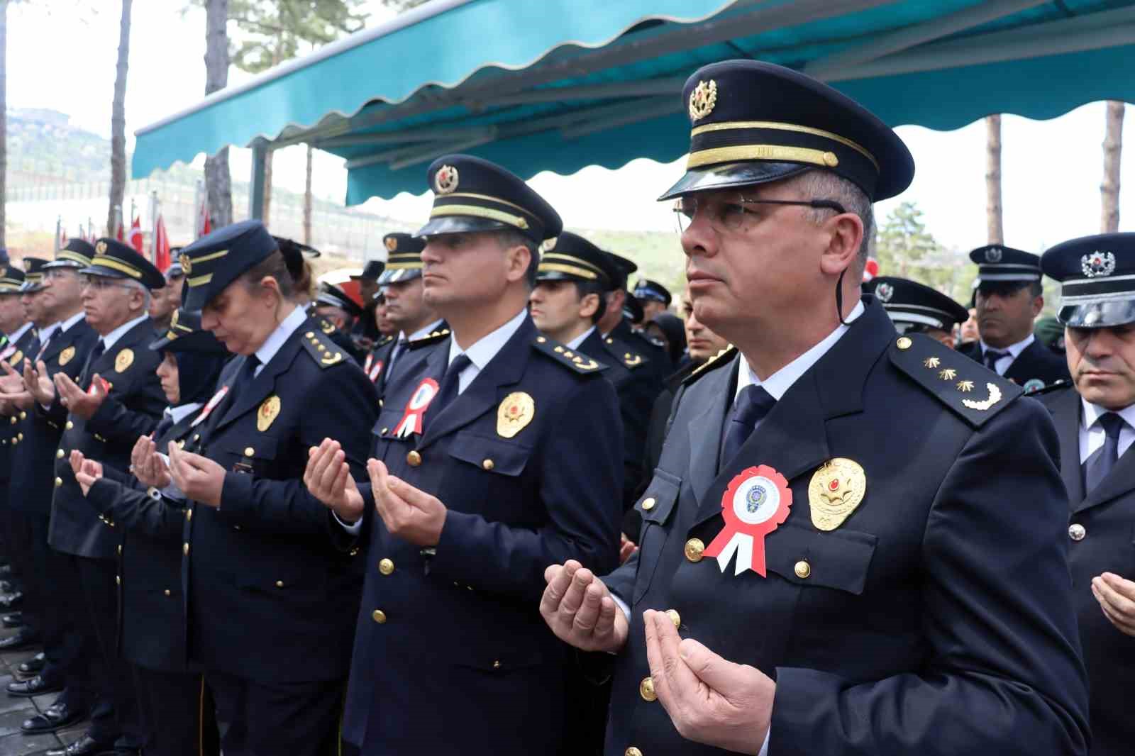 Şehit polisler mezarları başında anıldı

