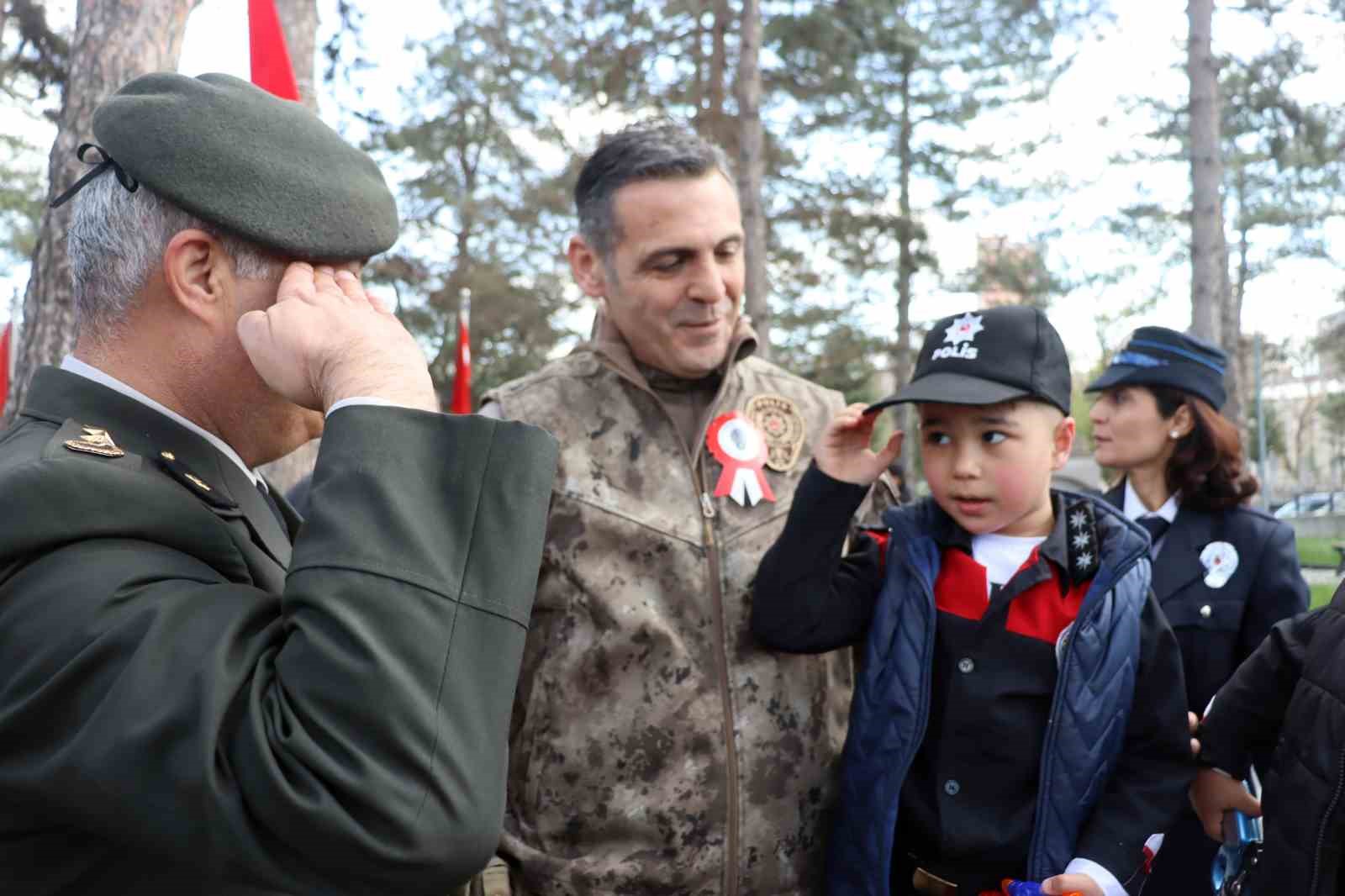 Şehit polisler mezarları başında anıldı
