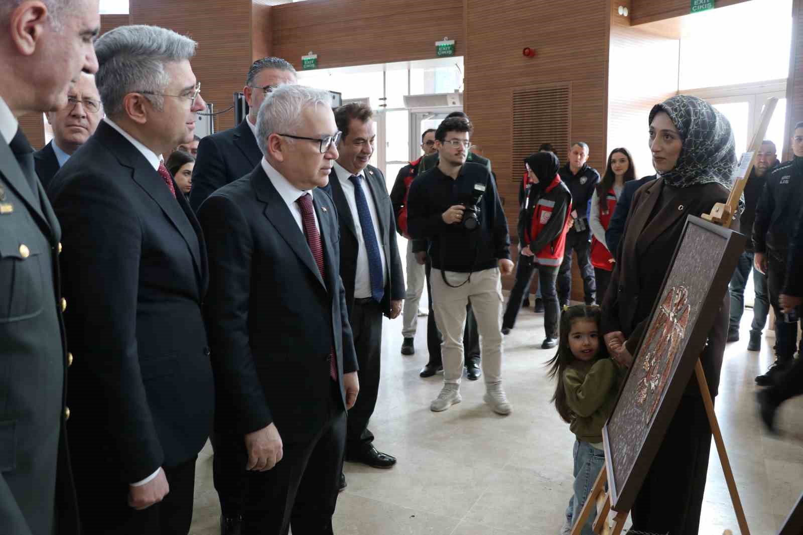 Şehit ve gazi yakınlarının yaptığı el emeği tablolar sergilendi
