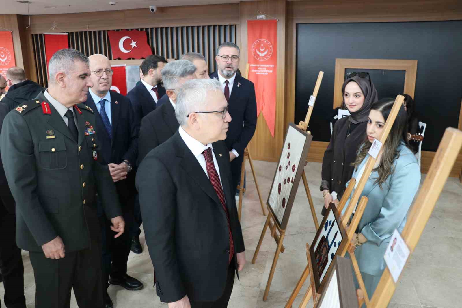 Şehit ve gazi yakınlarının yaptığı el emeği tablolar sergilendi
