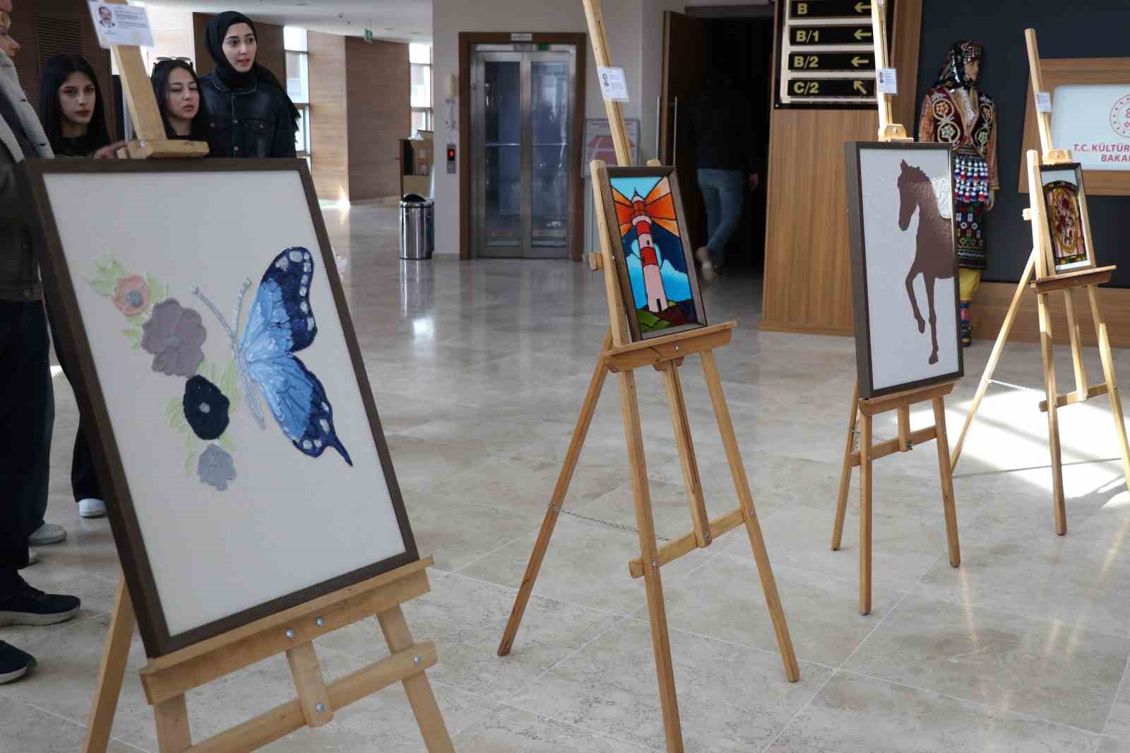 Şehit ve gazi yakınlarının yaptığı el emeği tablolar sergilendi
