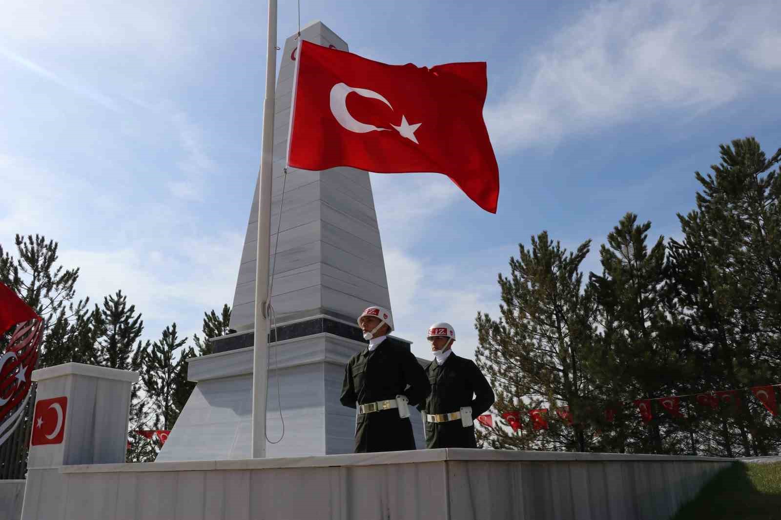 Şehit ve gazi yakınlarının yaptığı el emeği tablolar sergilendi
