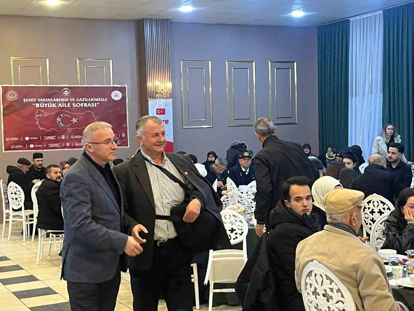 Şehit yakınları ve gaziler gönül sofrasında buluştu
Şehit yakınları ve gaziler gönül sofrasında buluştu
