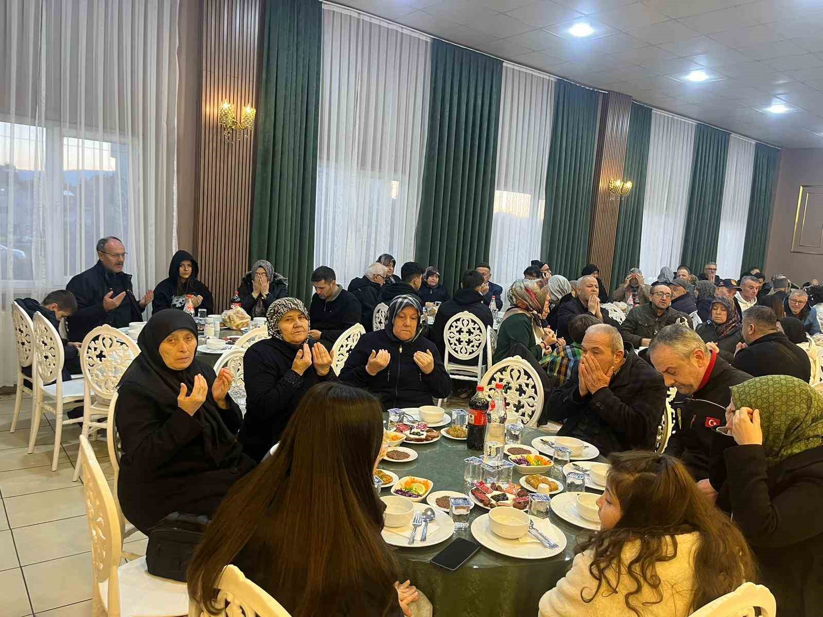 Şehit yakınları ve gaziler gönül sofrasında buluştu
Şehit yakınları ve gaziler gönül sofrasında buluştu