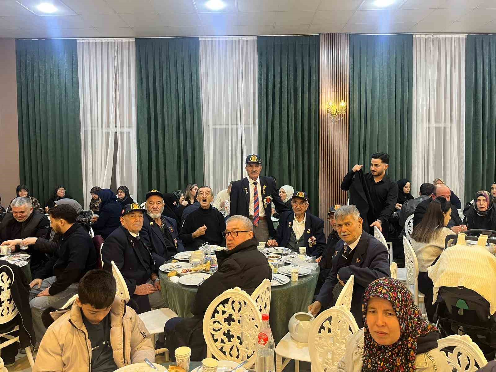 Şehit yakınları ve gaziler gönül sofrasında buluştu
Şehit yakınları ve gaziler gönül sofrasında buluştu