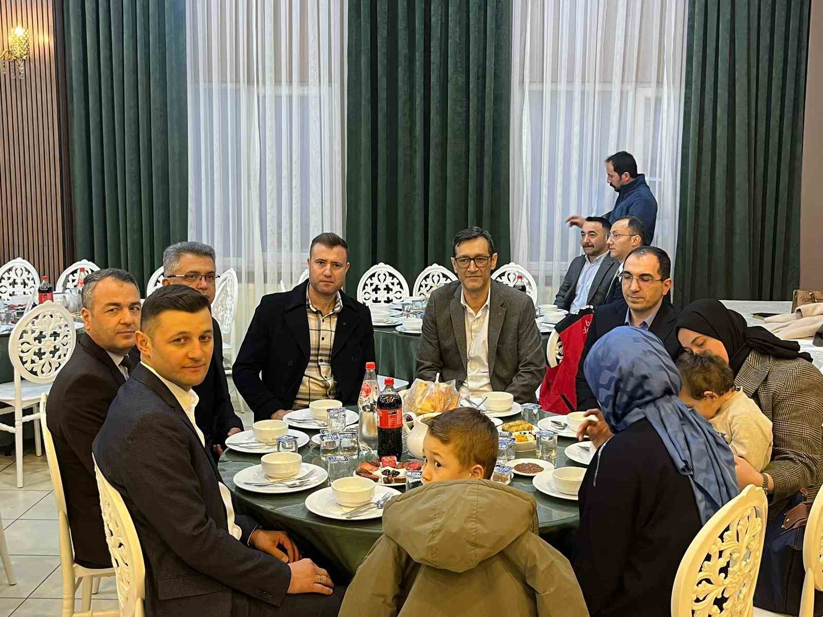 Şehit yakınları ve gaziler gönül sofrasında buluştu
Şehit yakınları ve gaziler gönül sofrasında buluştu