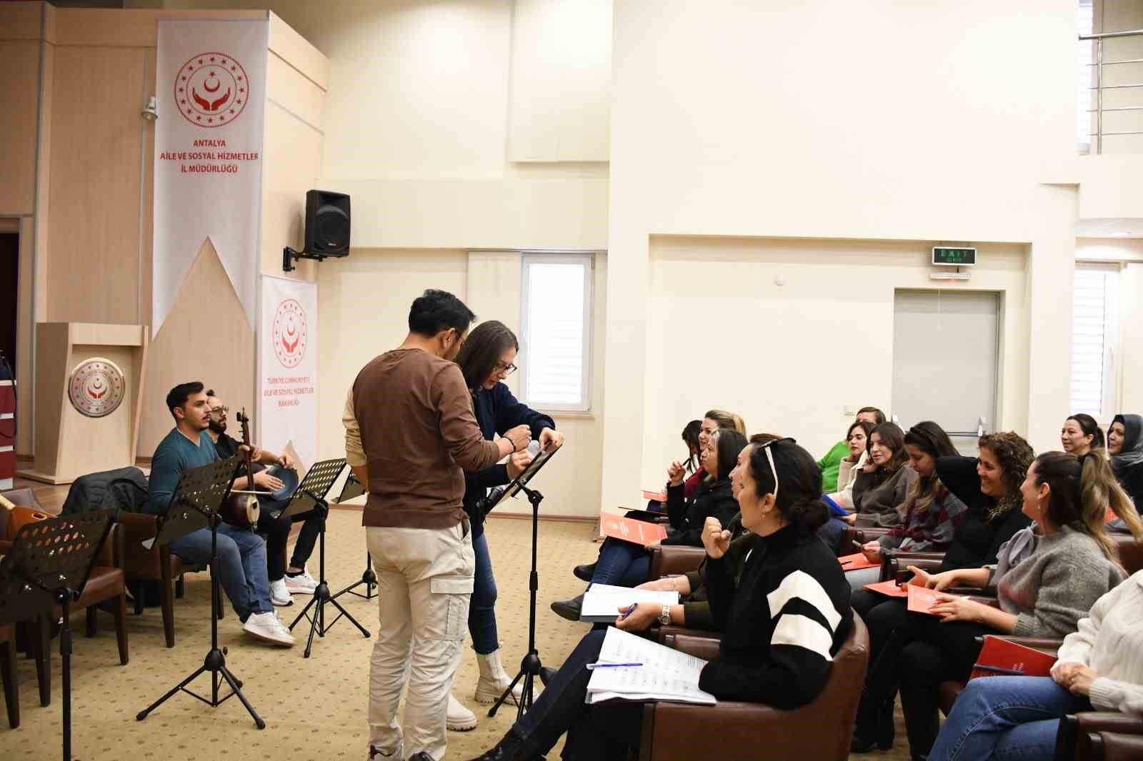 Şehit yakınları ve gaziler için "Ay Yıldız" korosu kuruldu
