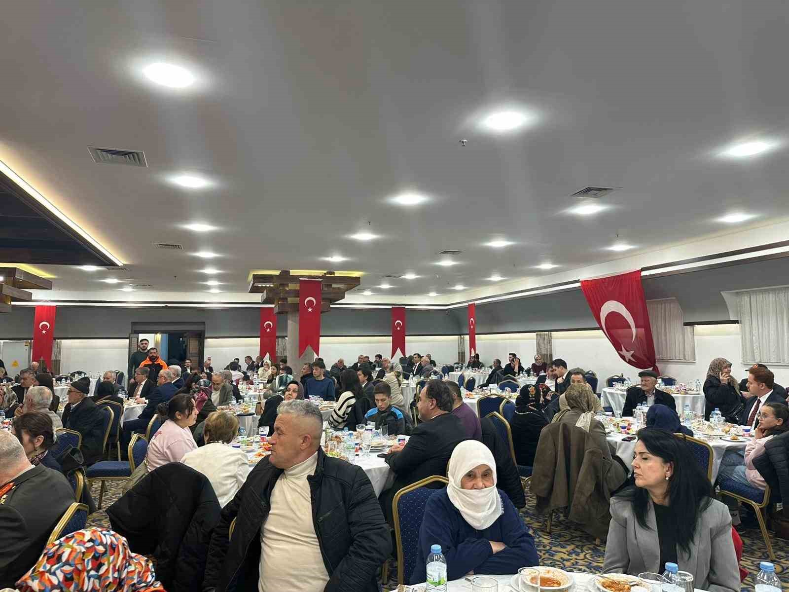 Şehit yakınları ve gaziler iftar sofrasında buluştu
Şehit yakınları ve gaziler iftar sofrasında buluştu