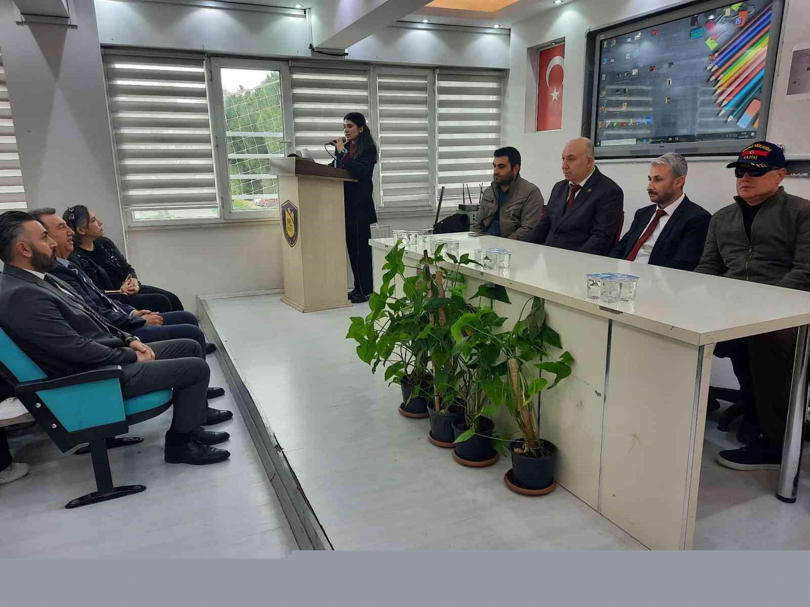 Şehit yakınları ve gaziler Manisa Lisesi’nde gençlerle buluştu
