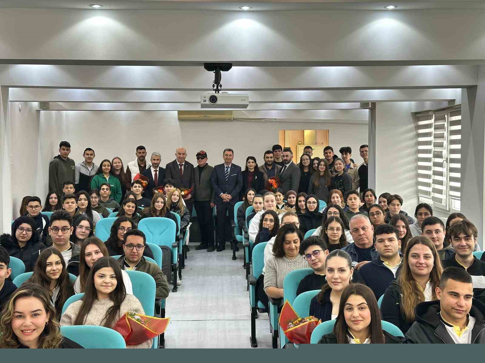 Şehit yakınları ve gaziler Manisa Lisesi’nde gençlerle buluştu
