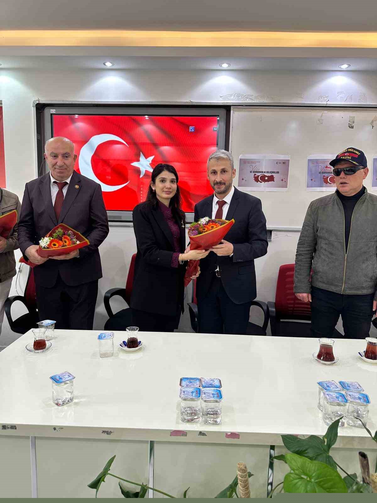 Şehit yakınları ve gaziler Manisa Lisesi’nde gençlerle buluştu
