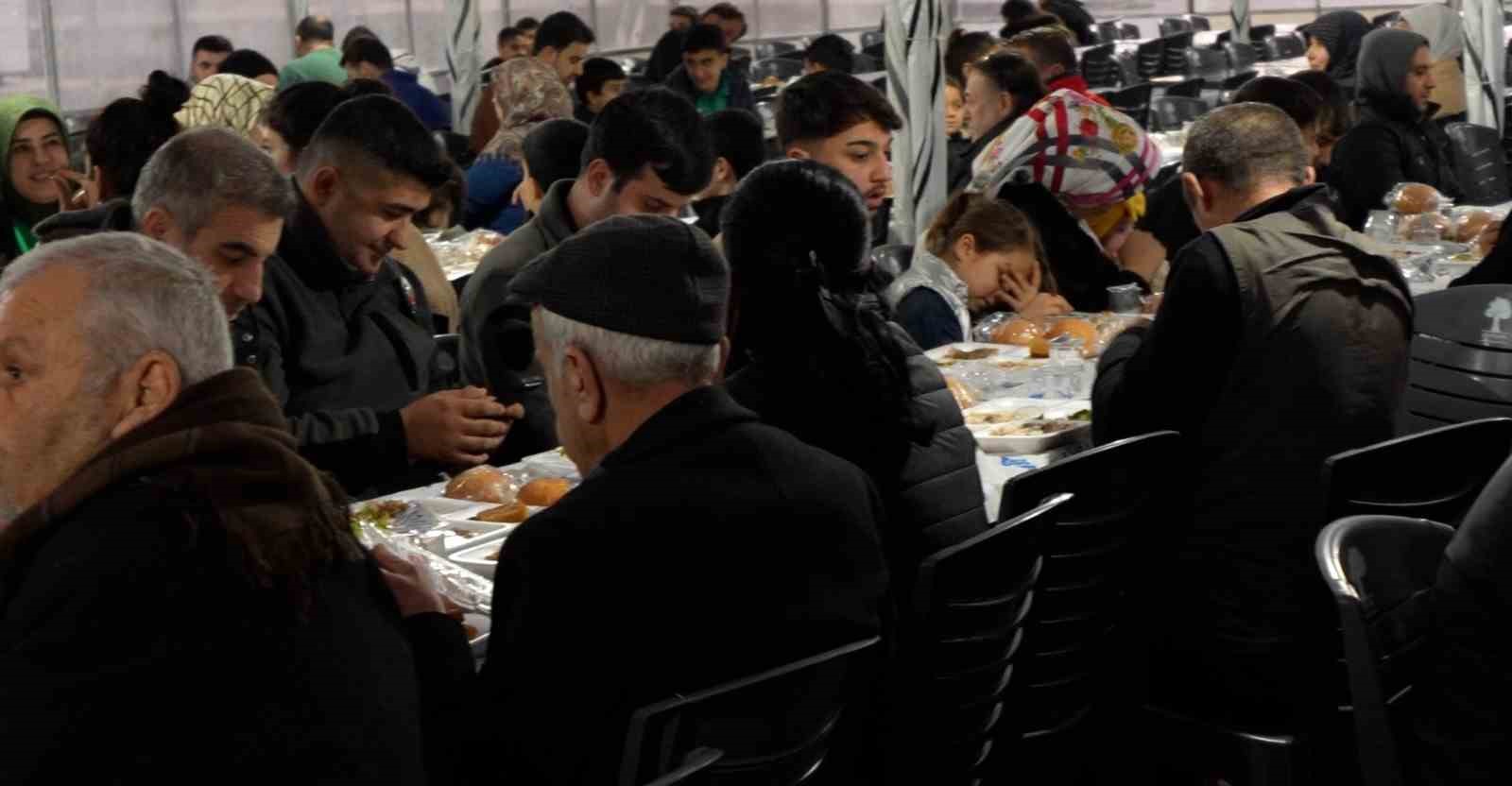 Şehitkamil’de binlerce kişi ilk iftarını aynı sofrada açtı
