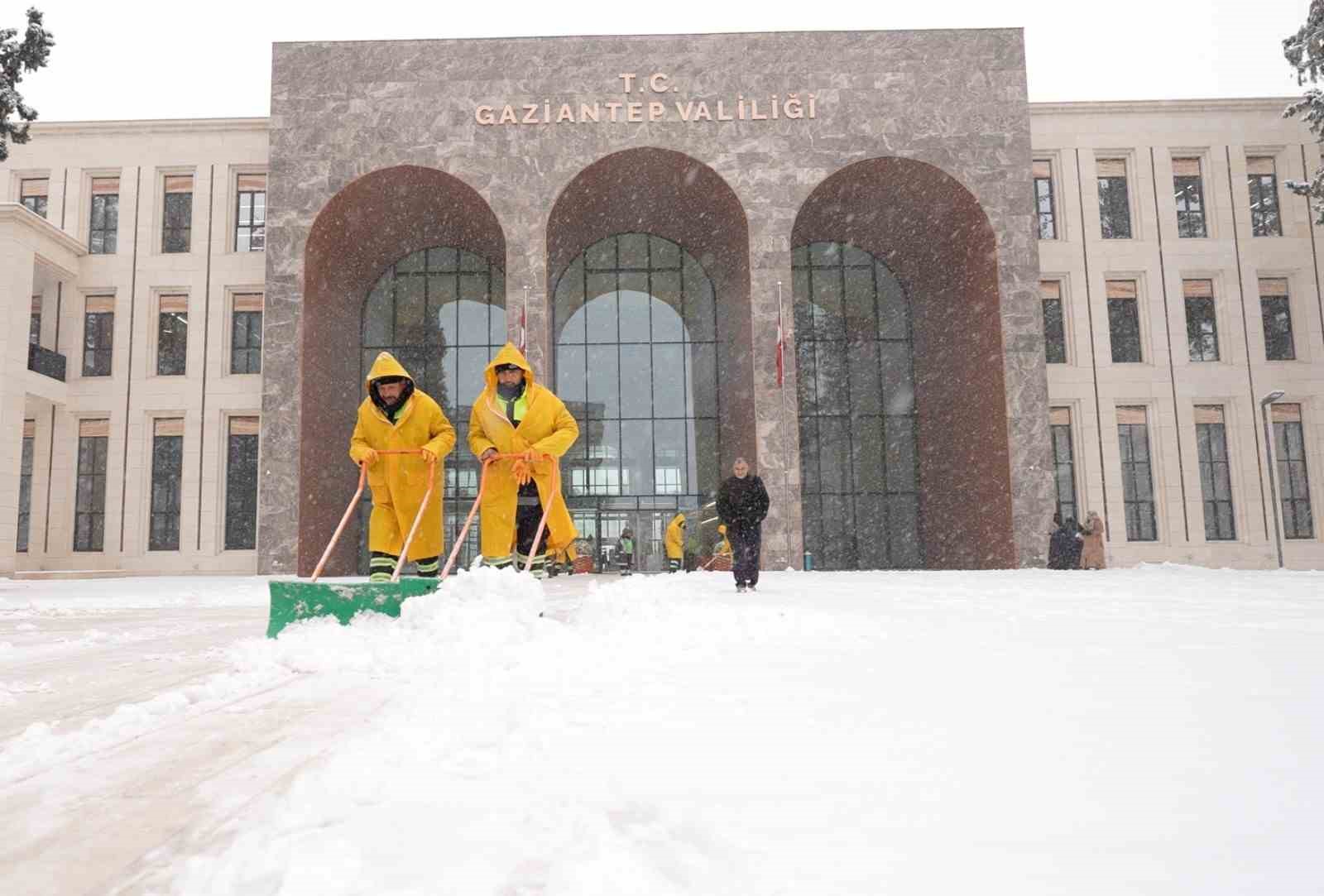 Şehitkamil’de kar mesaisi
Şehitkamil’de kar mesaisi