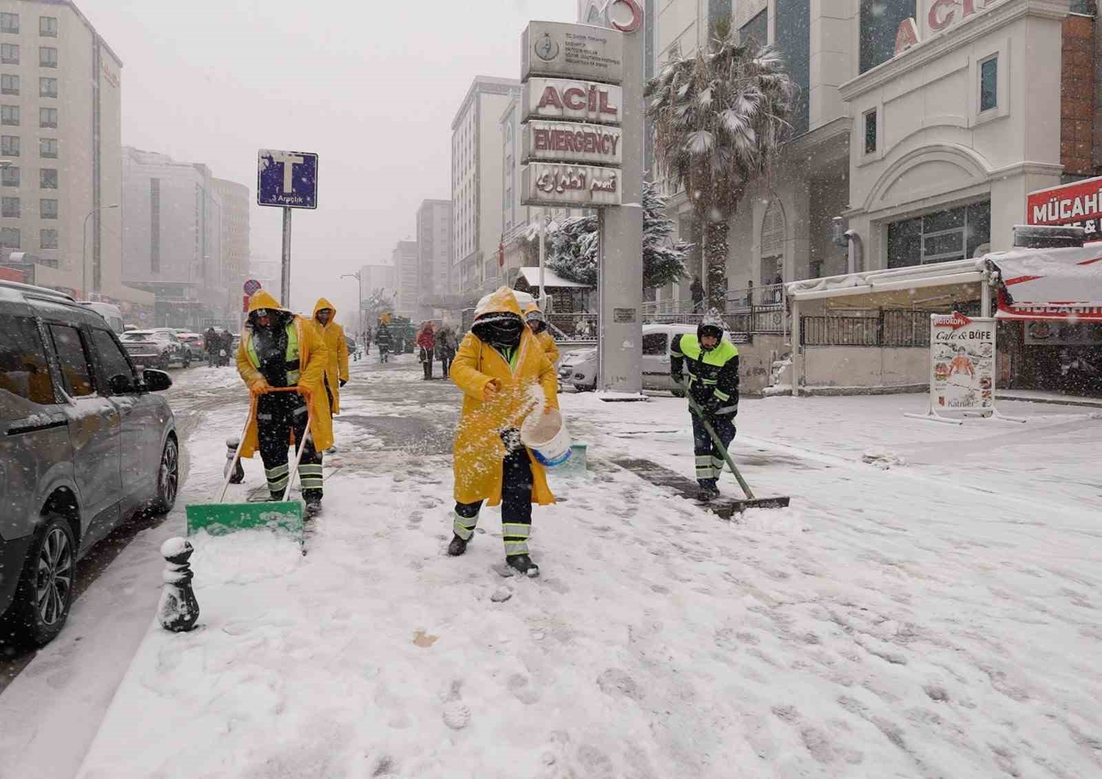 Şehitkamil’de kar mesaisi
Şehitkamil’de kar mesaisi
