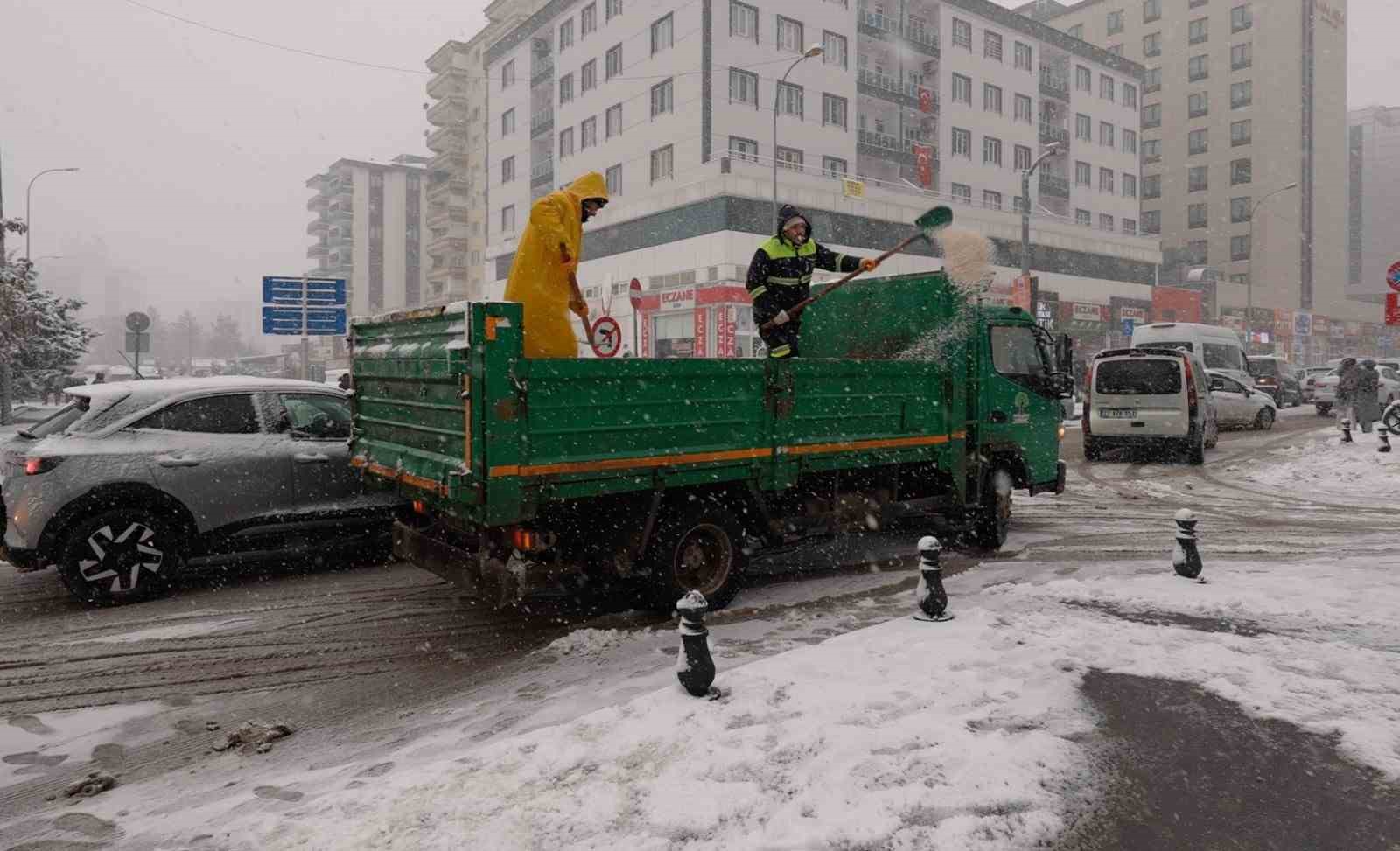 Şehitkamil’de kar mesaisi
Şehitkamil’de kar mesaisi