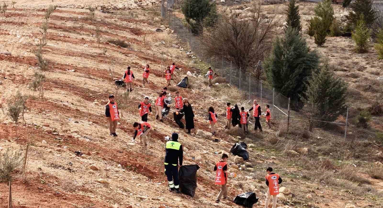 Şehitkamil’de minik ellerden doğaya büyük katkı
Şehitkamil’de minik ellerden doğaya büyük katkı