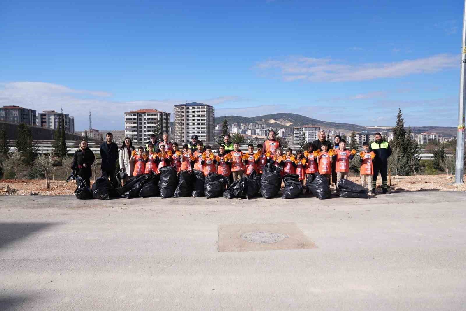 Şehitkamil’de minik ellerden doğaya büyük katkı
Şehitkamil’de minik ellerden doğaya büyük katkı