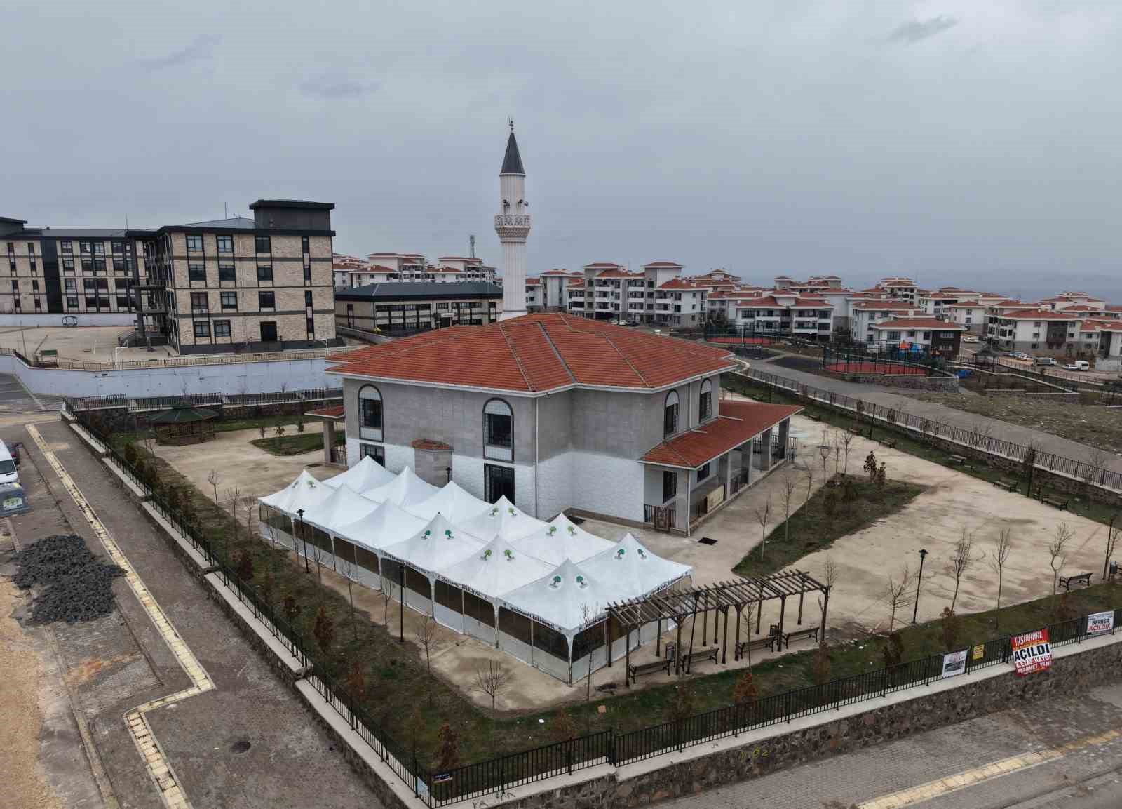 Şehitkamil’de Ramazan bereketi sofralara taşınıyor
Şehitkamil’de Ramazan bereketi sofralara taşınıyor