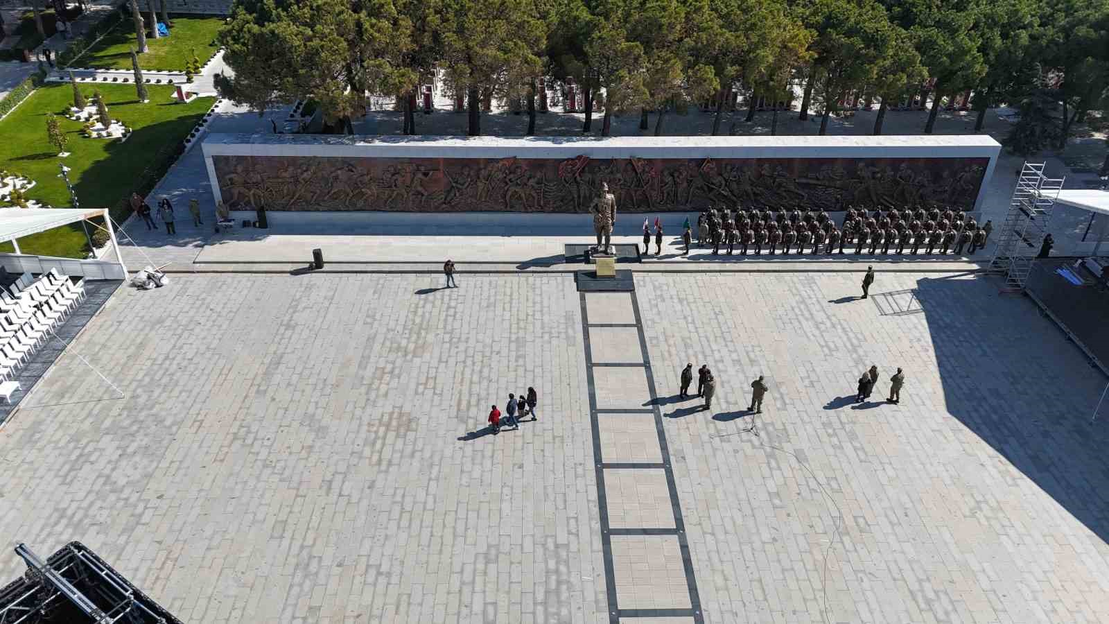 Şehitler Abidesi’nde 18 Mart tören hazırlıkları devam ediyor
Şehitler Abidesi’nde 18 Mart tören hazırlıkları devam ediyor