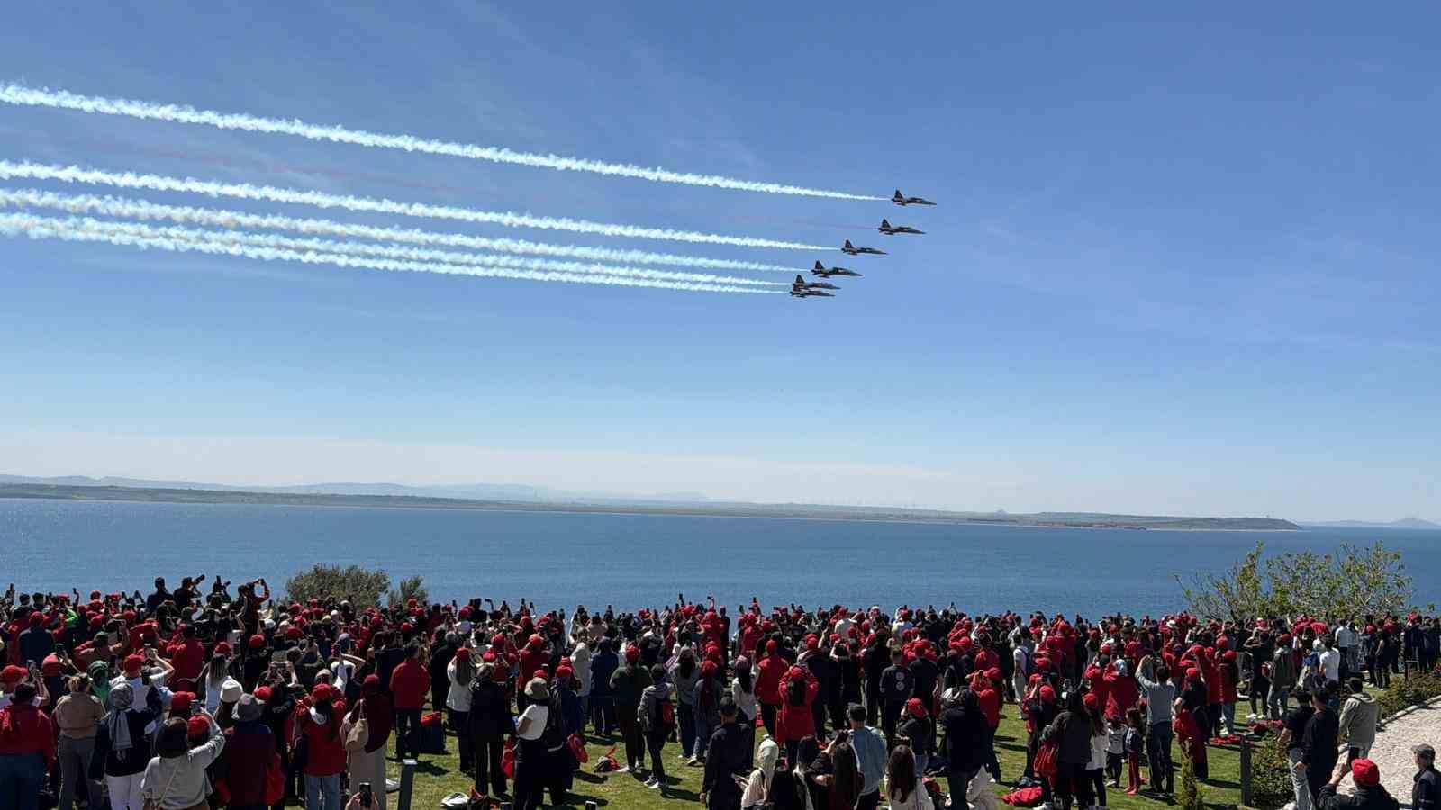 Şehitler Abidesi’nde Türk Yıldızları gösterisi nefesleri kesti
