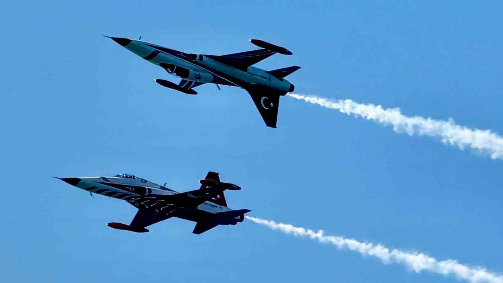 Şehitler Abidesi’nde Türk Yıldızları gösterisi nefesleri kesti
