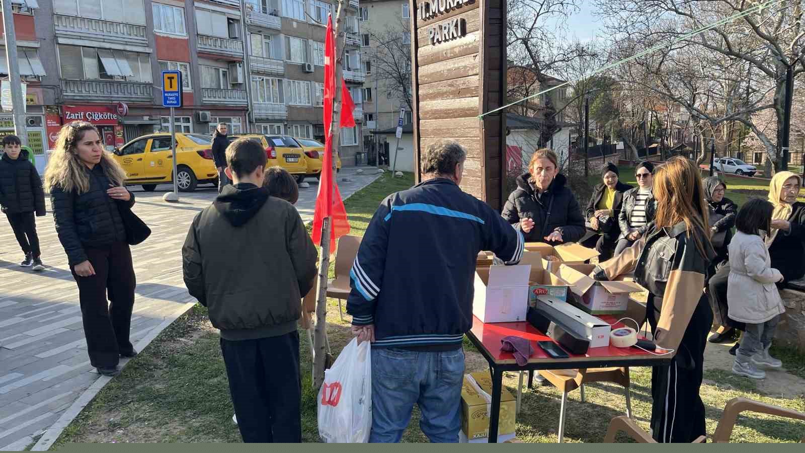 Şehitler için mevlit şekeri dağıttı
