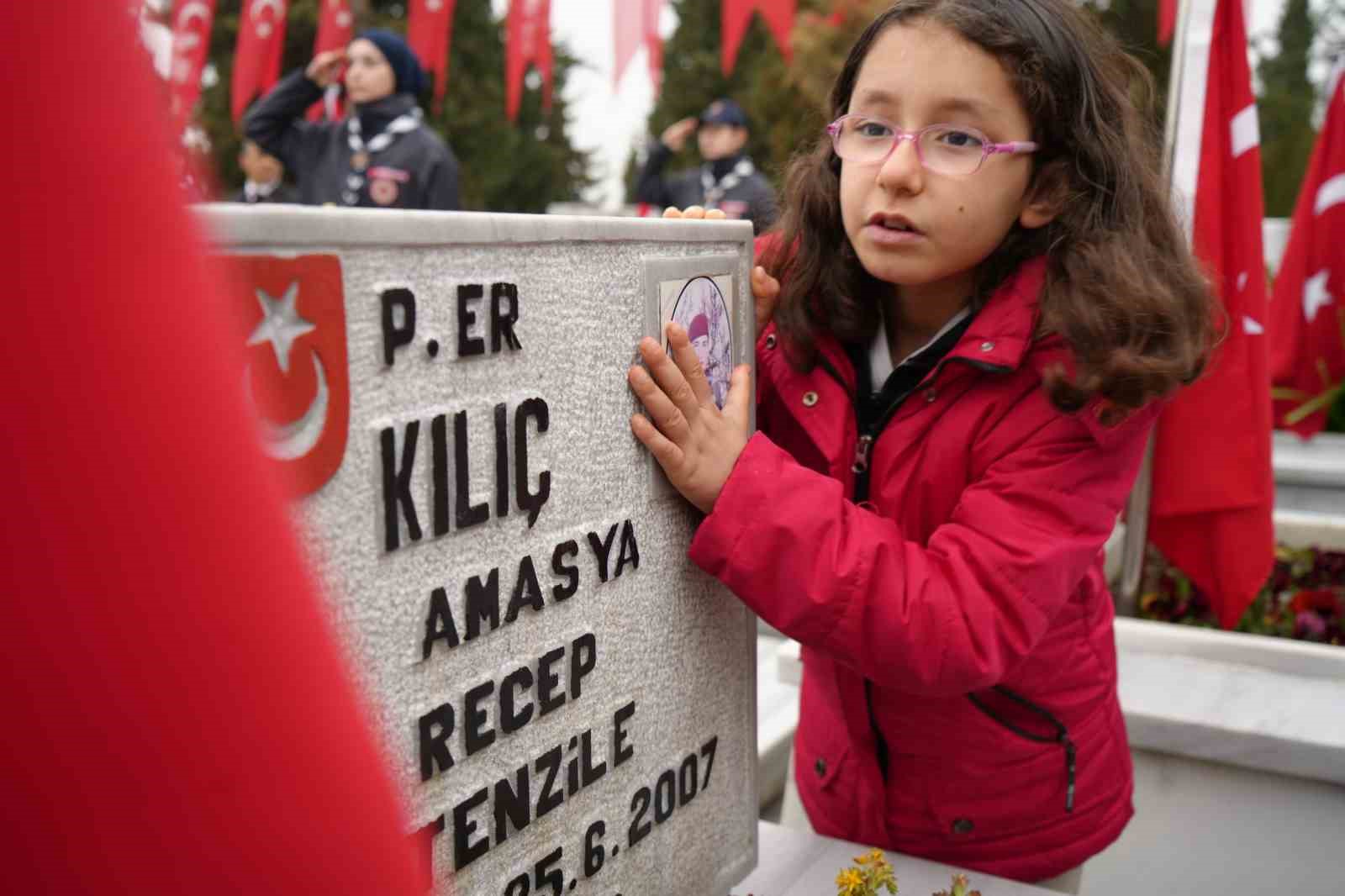 Şehitleri Anma Günü’nde anlamlı öpücük
