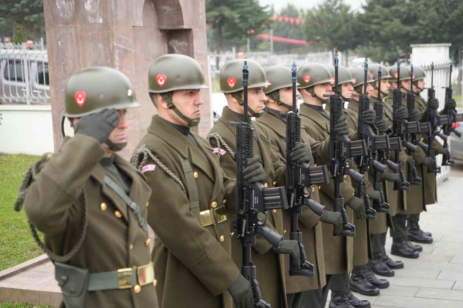 Şehitleri Anma Günü’nde anlamlı öpücük
