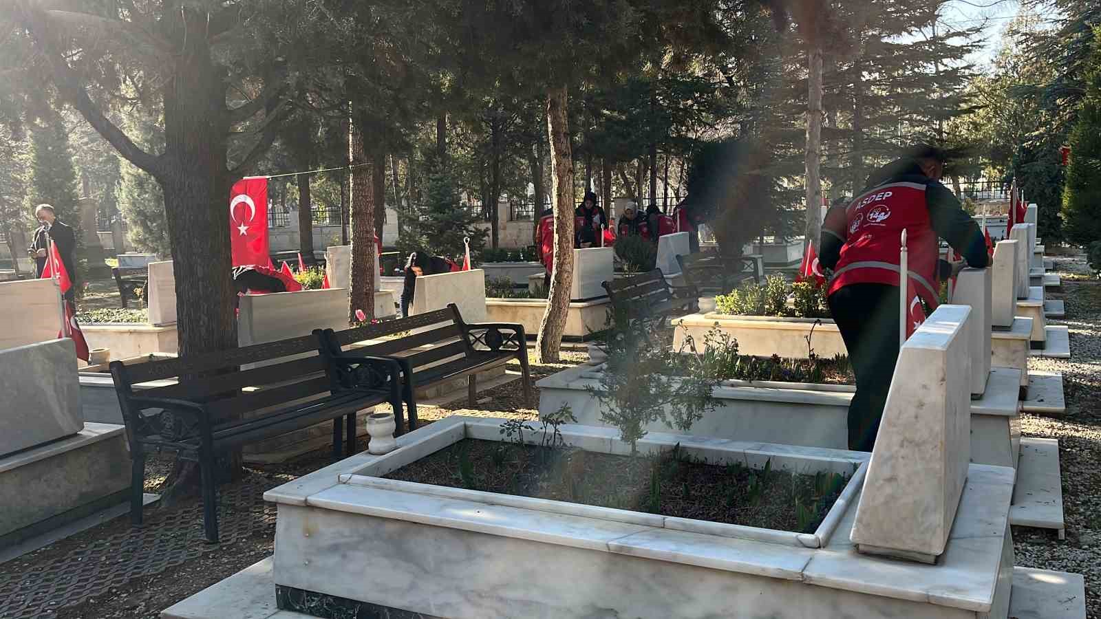 Şehitliklerde temizlik ve bakım çalışmaları başlatıldı
