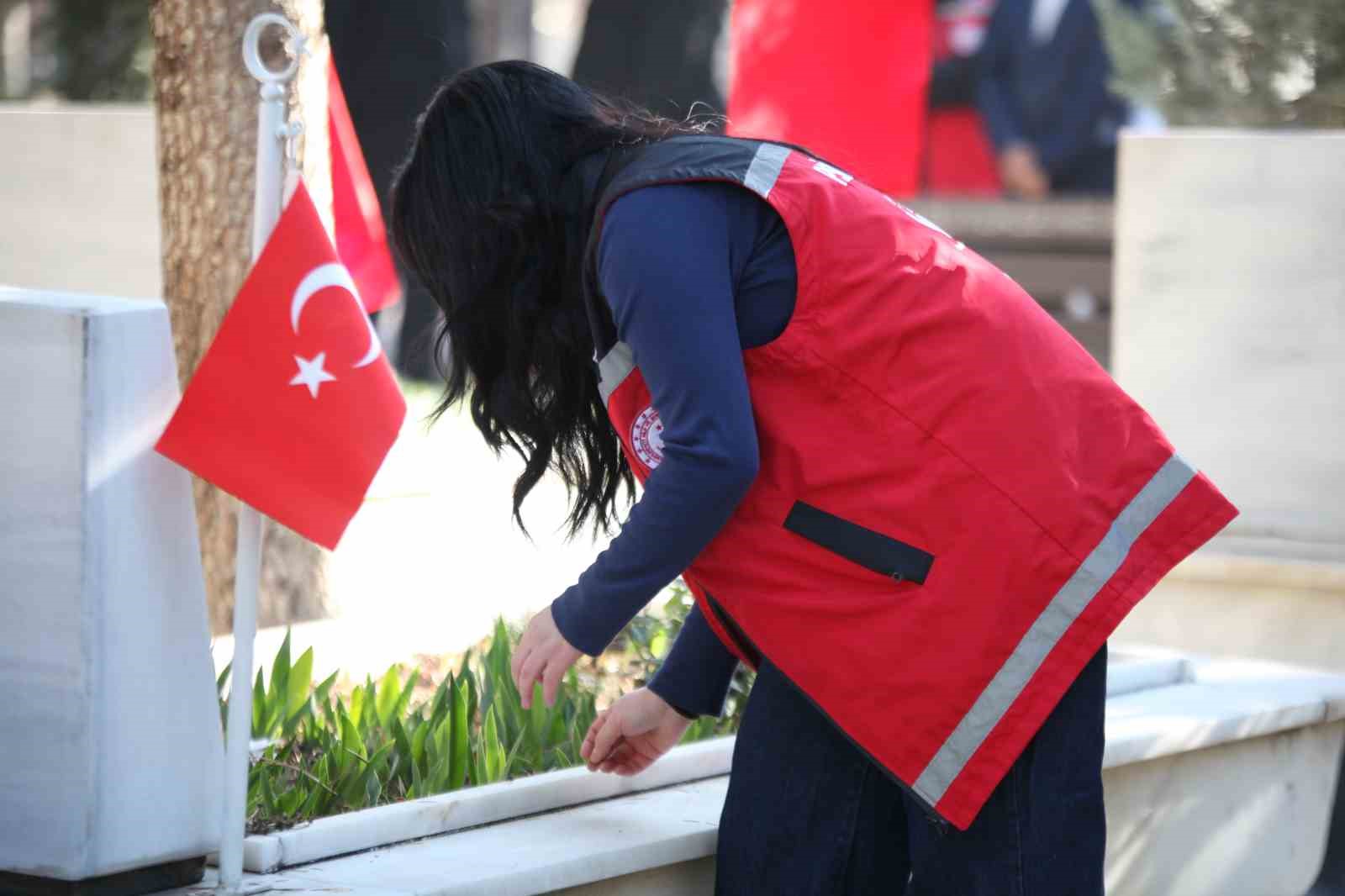 Şehitliklerde temizlik ve bakım çalışmaları başlatıldı
