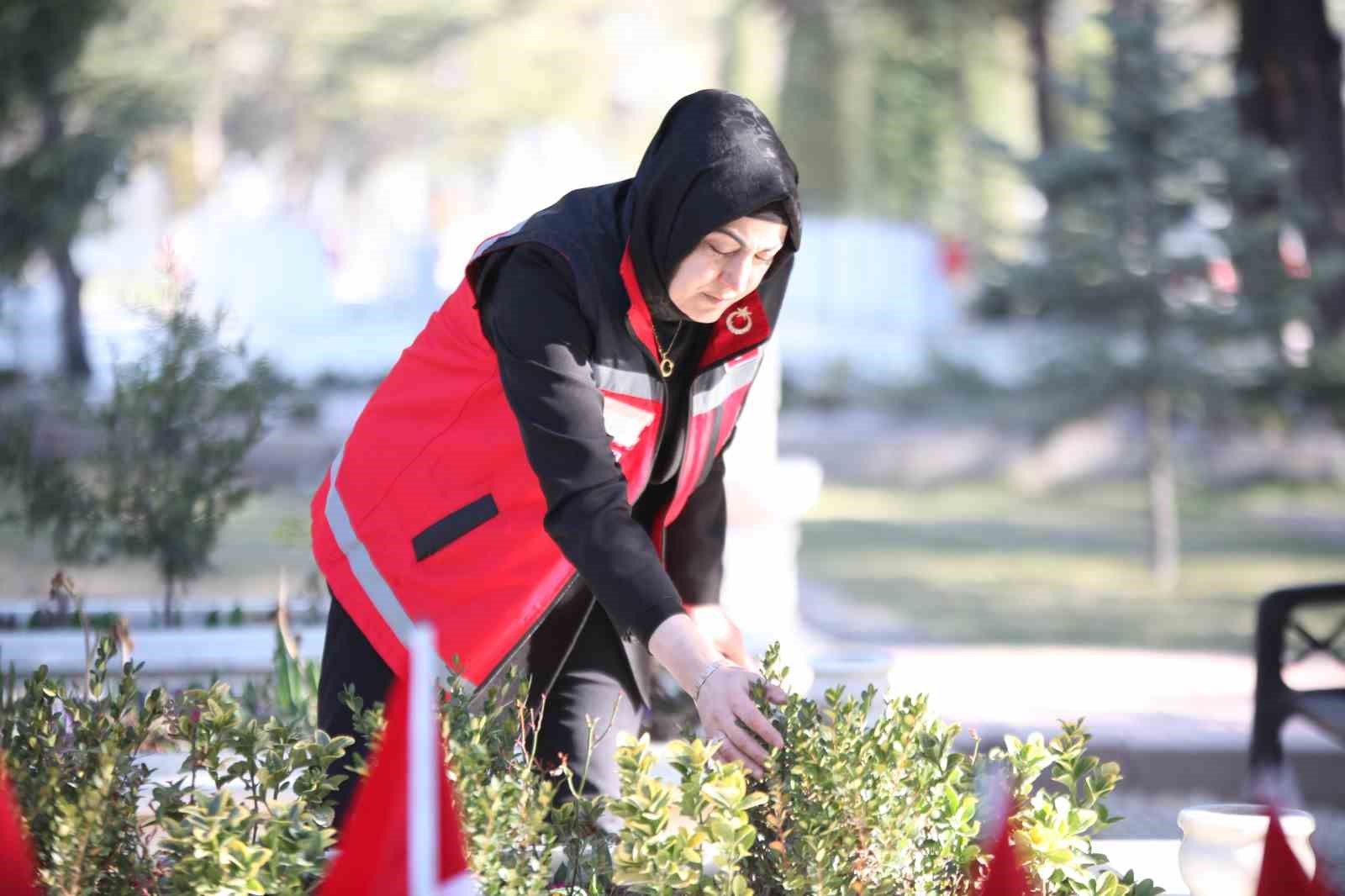 Şehitliklerde temizlik ve bakım çalışmaları başlatıldı
