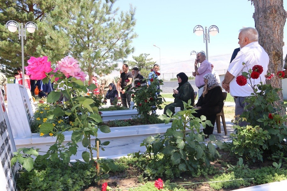 Şehitlikte arife günü hüzünlü buluşma
