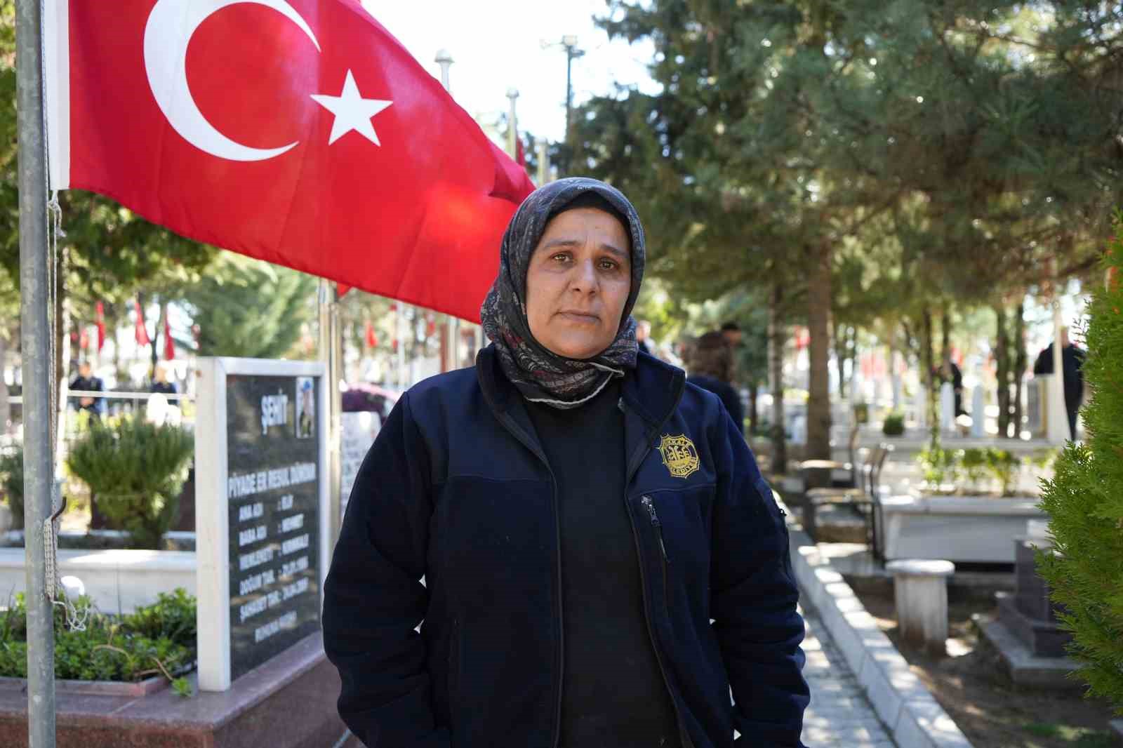 Şehitlikte temizlik yapan kadınların duygusal anları
