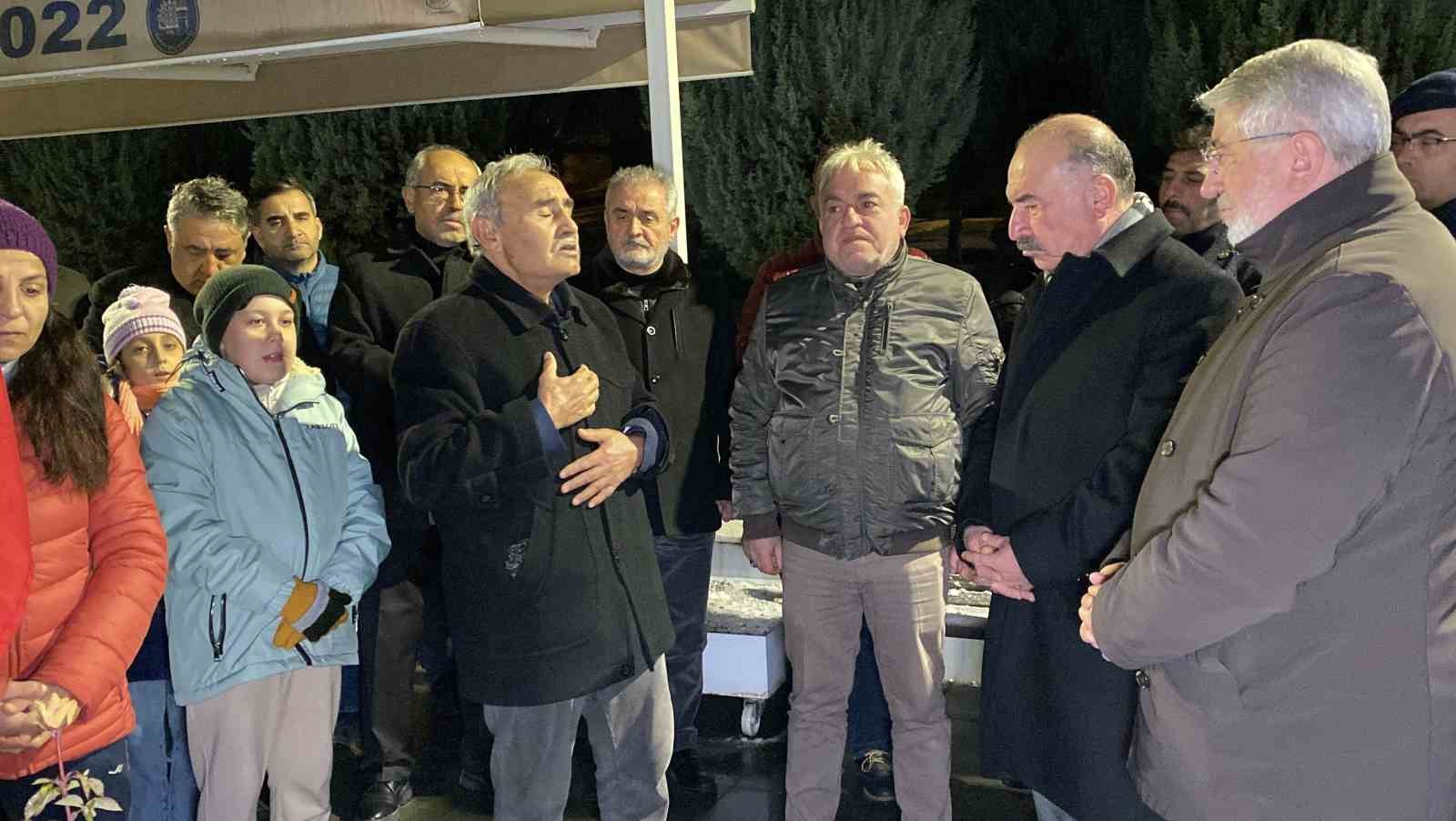 Şehitlikte yılbaşı gecesi: Aileler dualarla yeni yıla girdi
