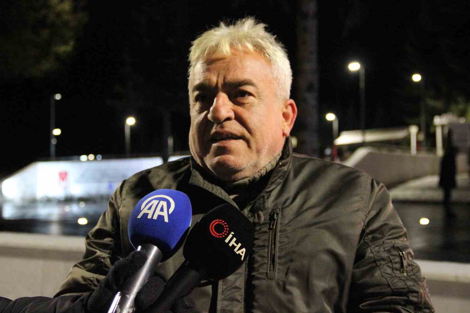 Şehitlikte yılbaşı gecesi: Aileler dualarla yeni yıla girdi
