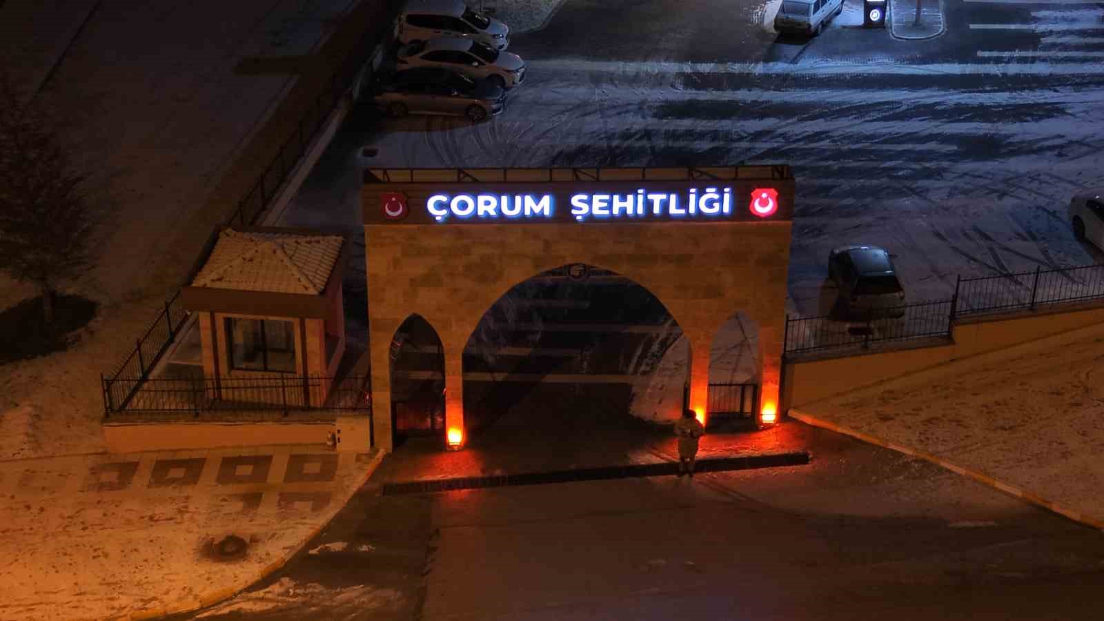 Şehitlikte yılbaşı gecesi: Aileler dualarla yeni yıla girdi
