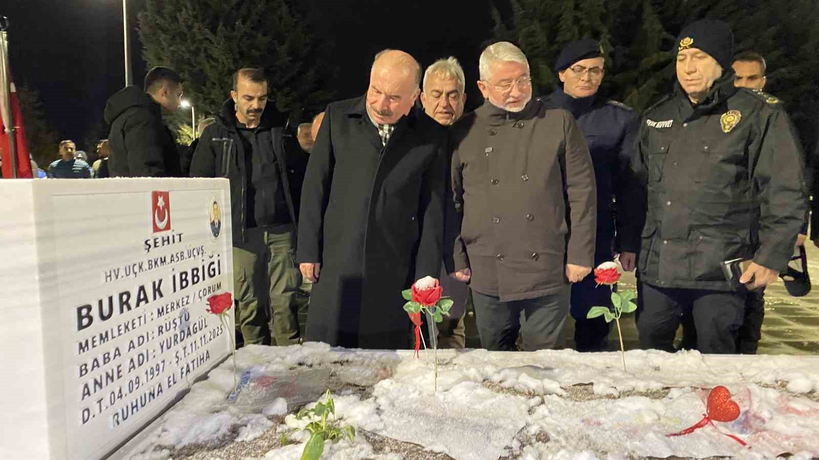 Şehitlikte yılbaşı gecesi: Aileler dualarla yeni yıla girdi
