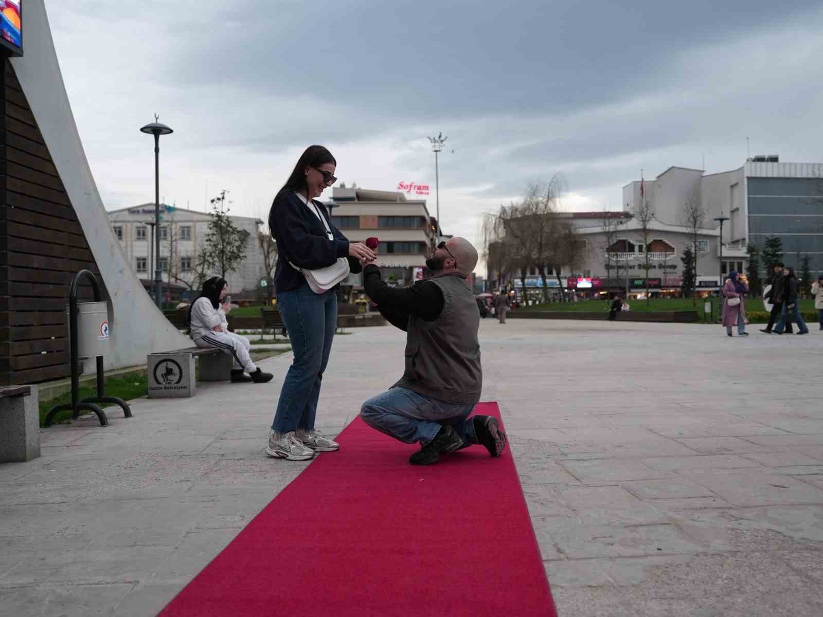 Şehrin kalbinde çiftlere 14 Şubat sürprizi
