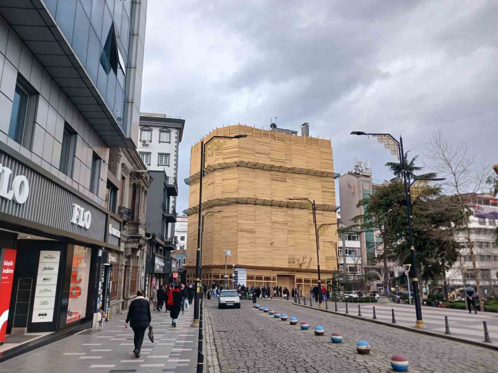 Şehrin merkezinde binayı kereste ile paketlediler
