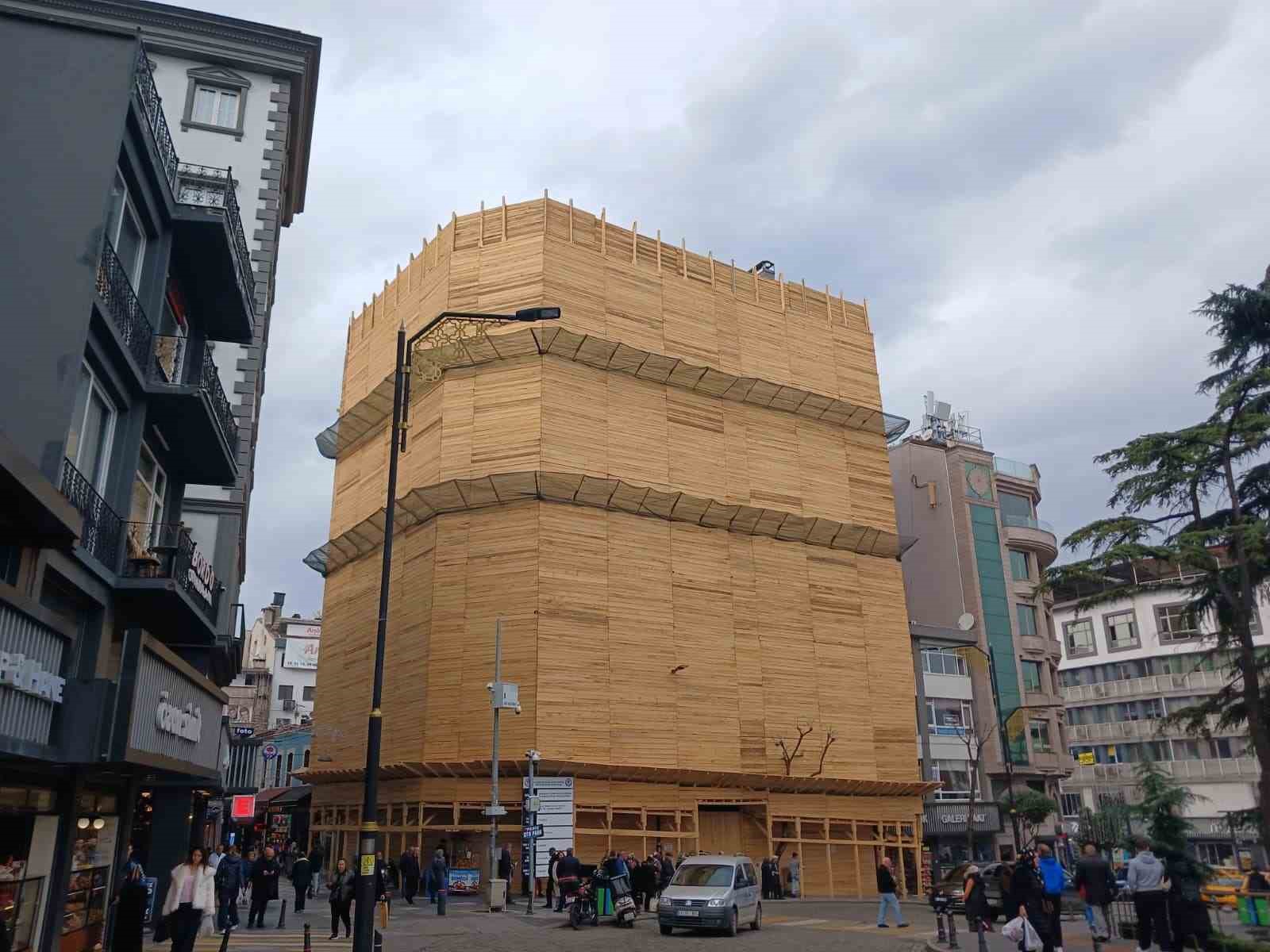 Şehrin merkezinde binayı kereste ile paketlediler
