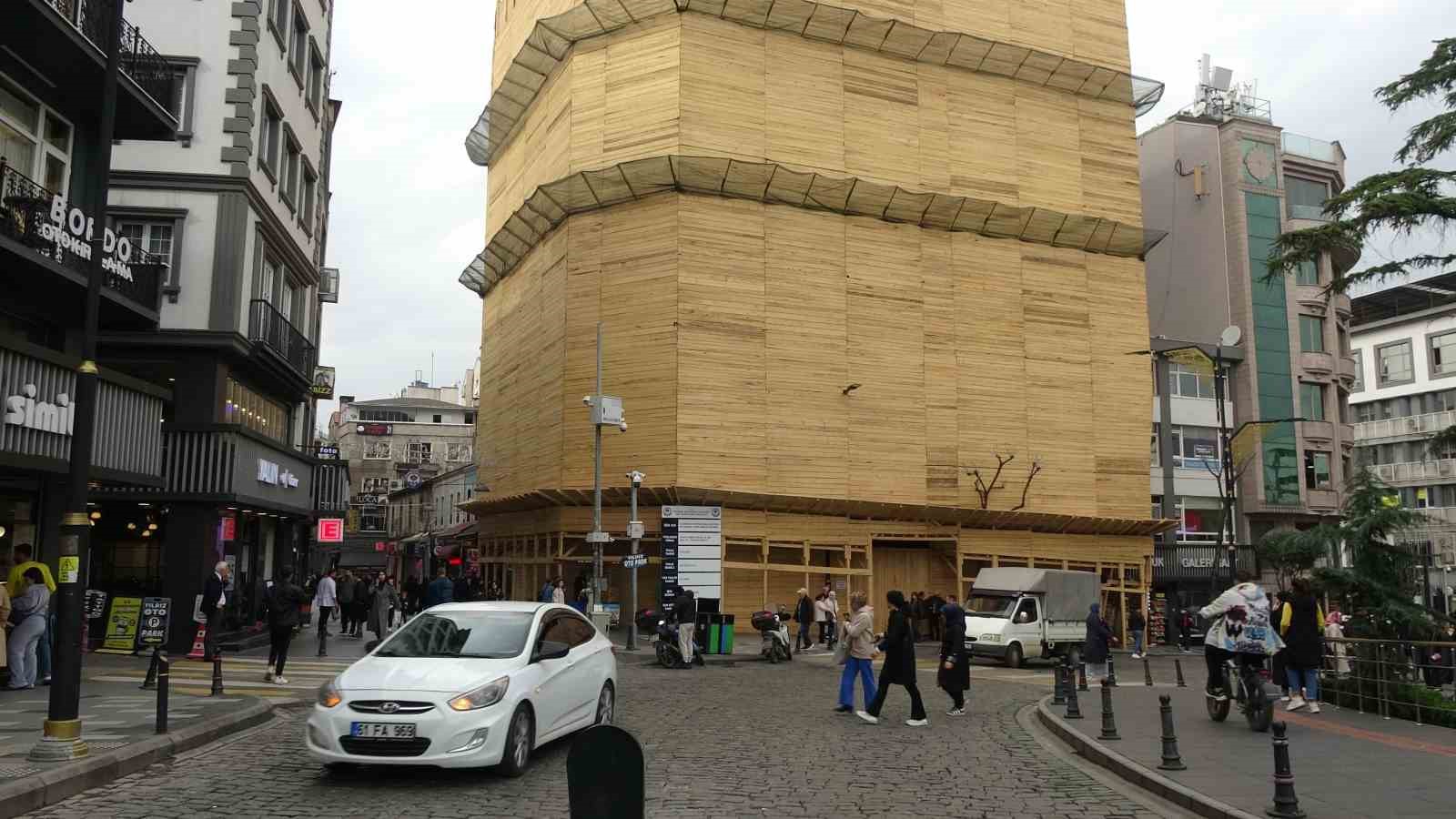 Şehrin merkezinde binayı kereste ile paketlediler
