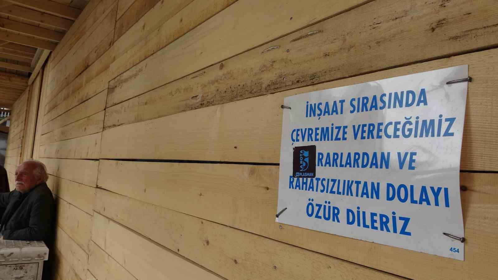 Şehrin merkezinde binayı kereste ile paketlediler
