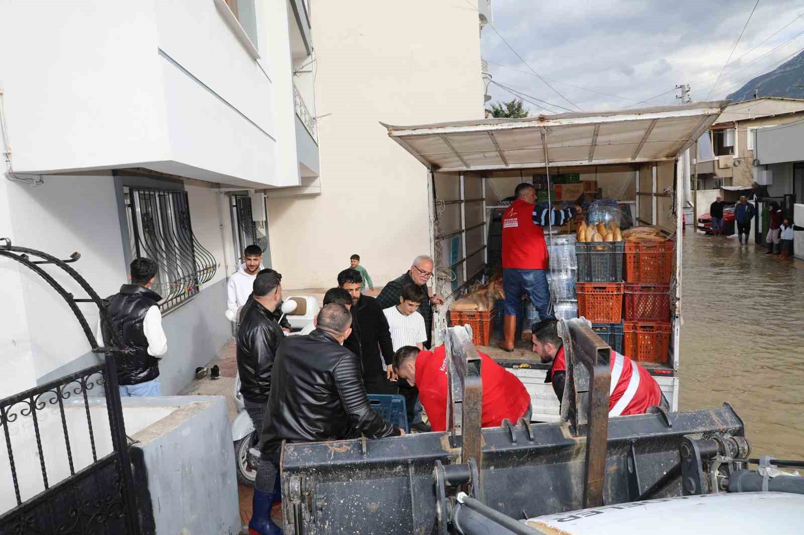 Şehzadeler Belediyesi’nden Akpınar’da mahsur kalan vatandaşlara destek
