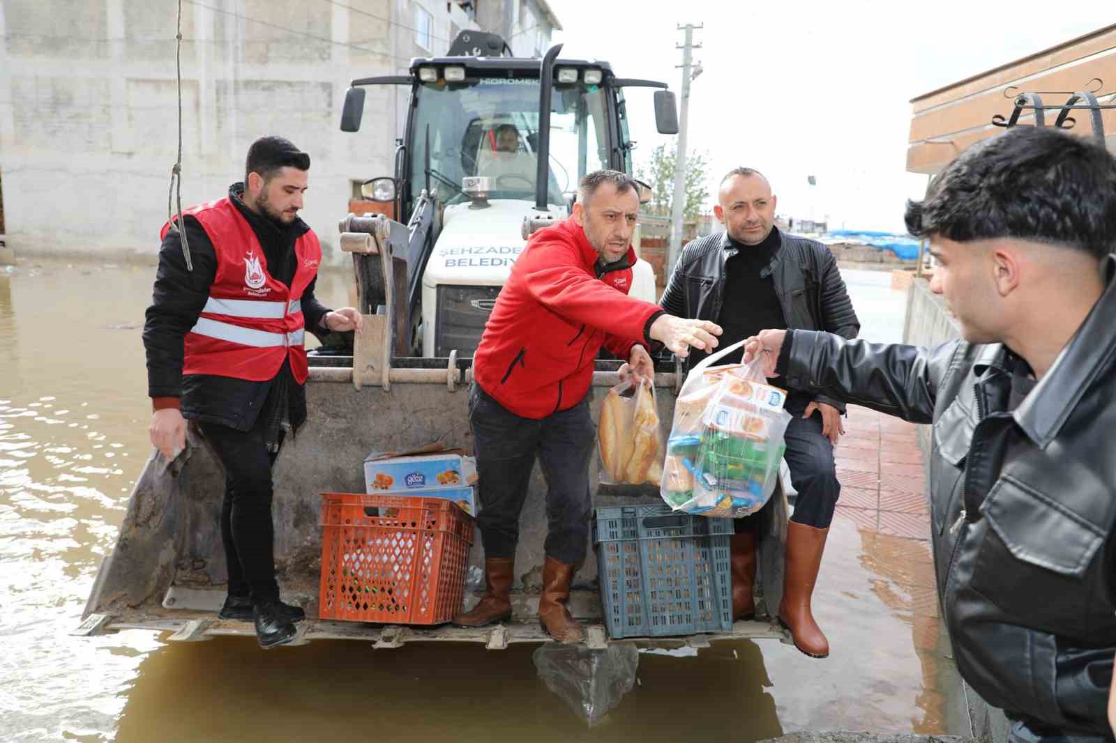 Şehzadeler Belediyesi’nden Akpınar’da mahsur kalan vatandaşlara destek
