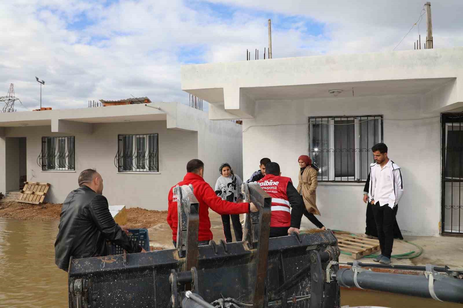 Şehzadeler Belediyesi’nden Akpınar’da mahsur kalan vatandaşlara destek
