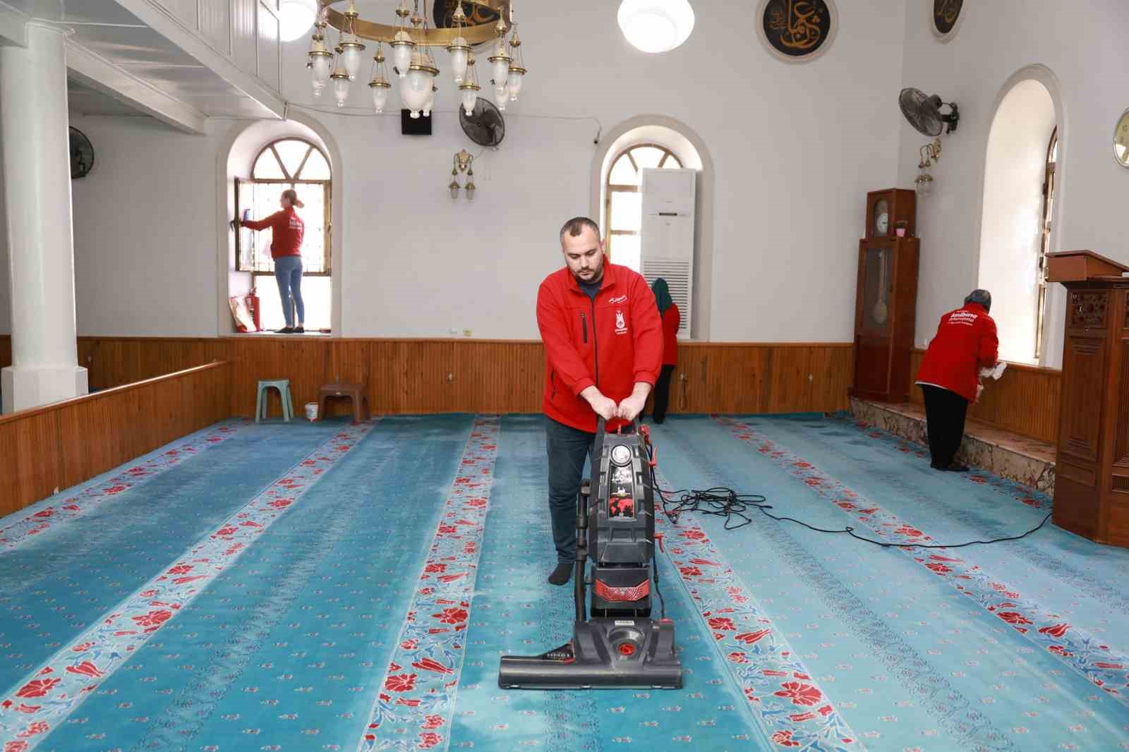 Şehzadeler Belediyesinden camilerde temizlik seferberliği
