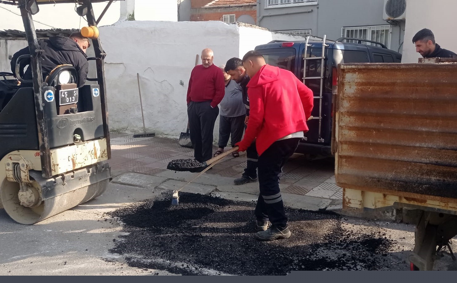 Şehzadeler’de bozulan yollar onarılıyor
