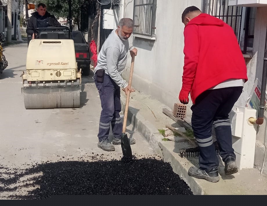Şehzadeler’de bozulan yollar onarılıyor
