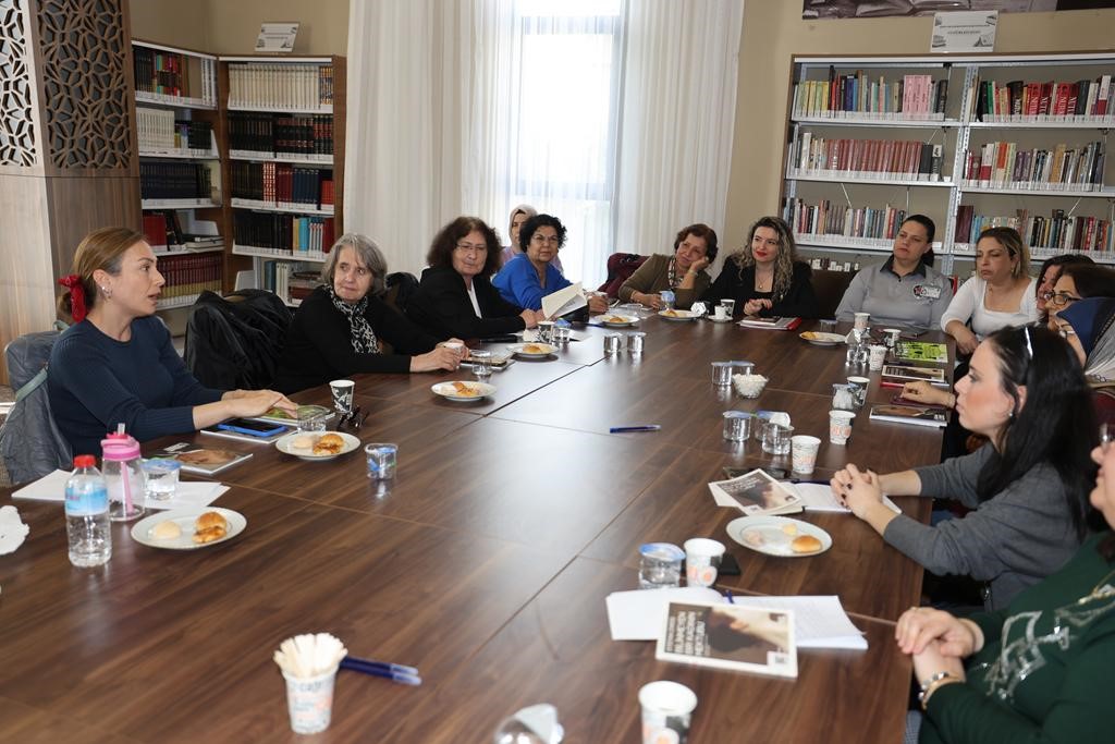 Şehzadeler’de "Kitap, kahve ve Kurabiye" buluşmasıyla başladı
Şehzadeler’de "Kitap, kahve ve Kurabiye" buluşmasıyla başladı